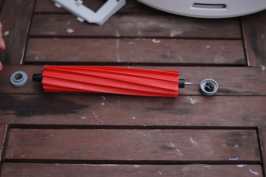 The rubber brush of the Roborock Q7 is disassembled at the two ends.